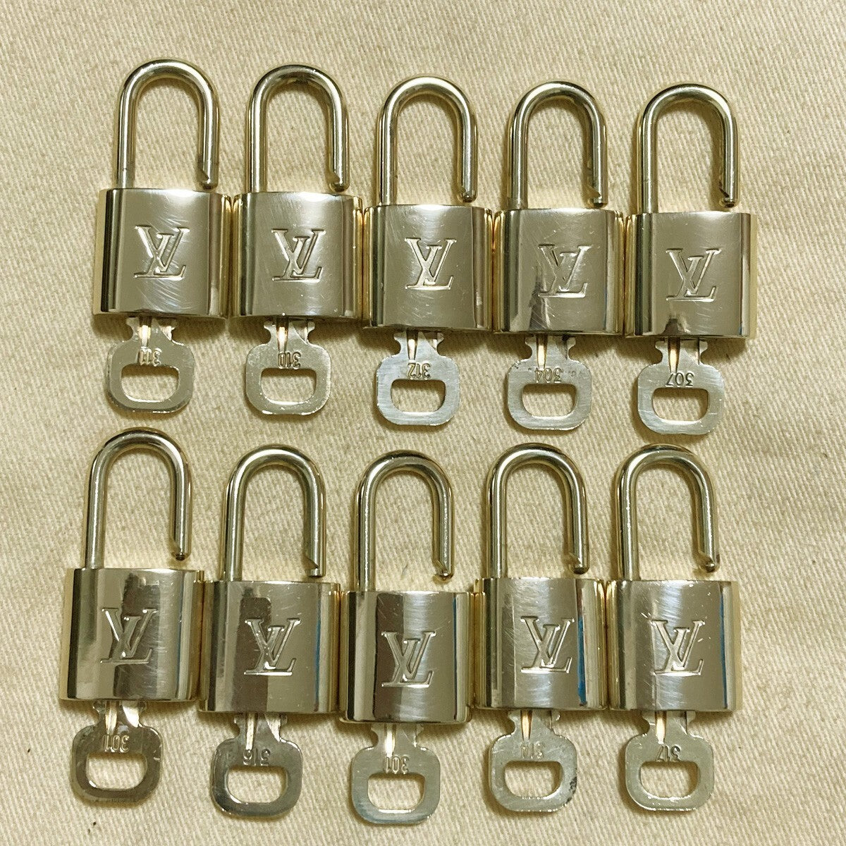 LOUIS VUITTON LV 10 SET PADLOCK KEY CHARM CADENA GOLD-PLATED FRANCE 31PDA188