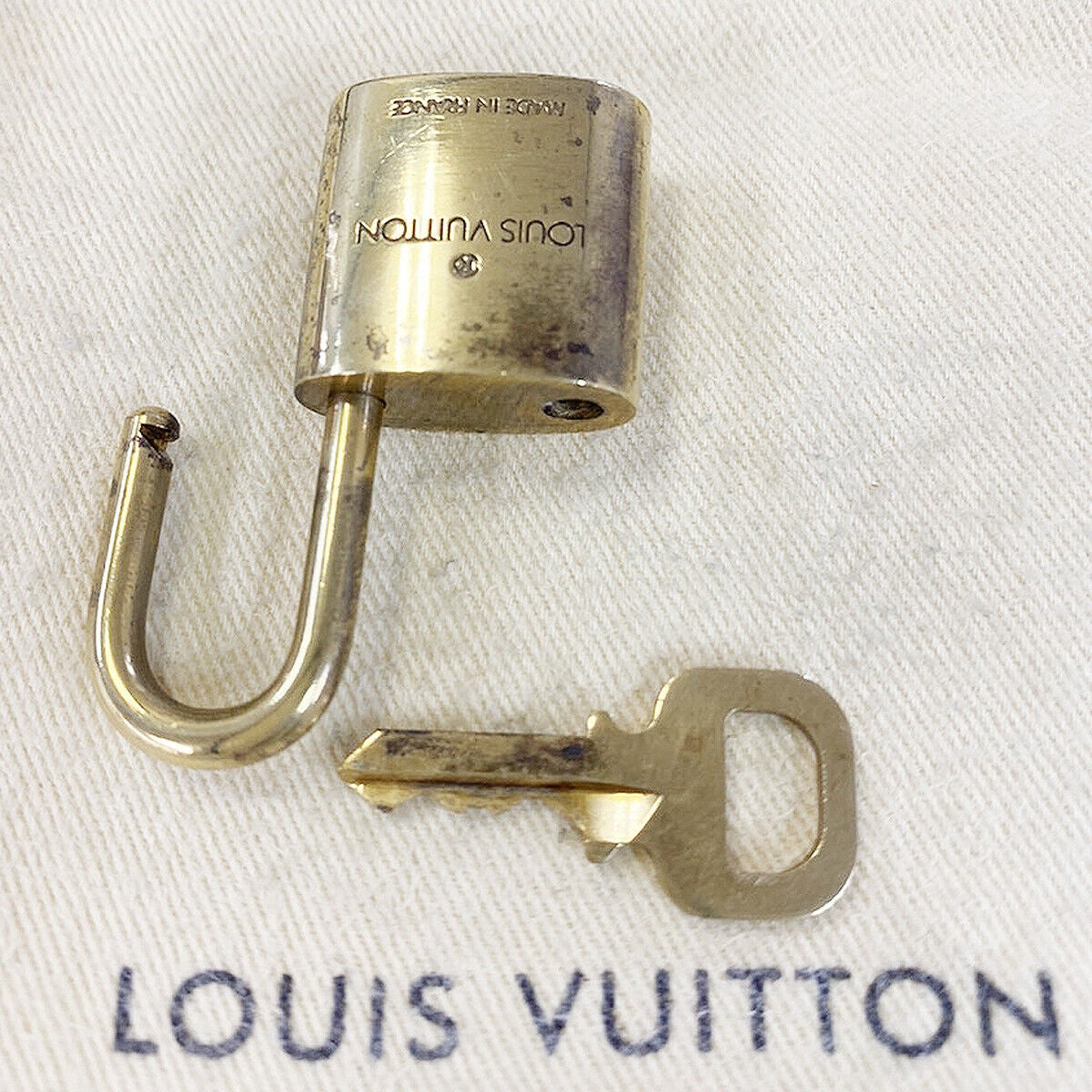 LOUIS VUITTON LV 10 SET PADLOCK CADENA KEY BAG CHARM GOLD PLATED FRANCE 35MS873