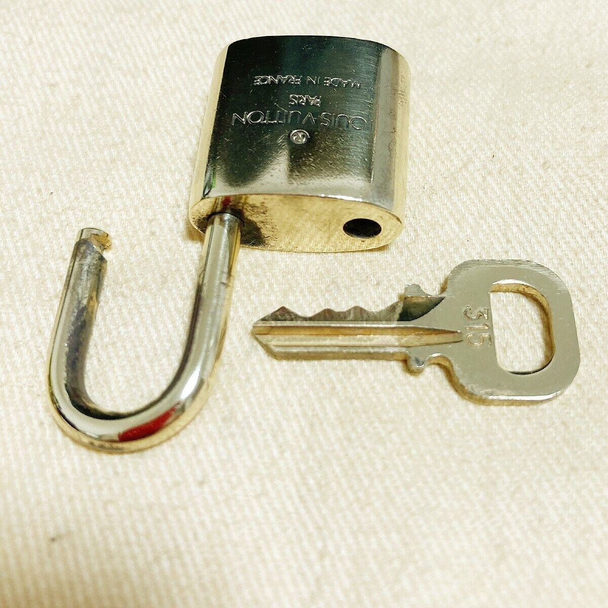 LOUIS VUITTON LV 10 SET PADLOCK KEY BAG CHARM CADENA GOLD PLATED FRANCE 35PDA120