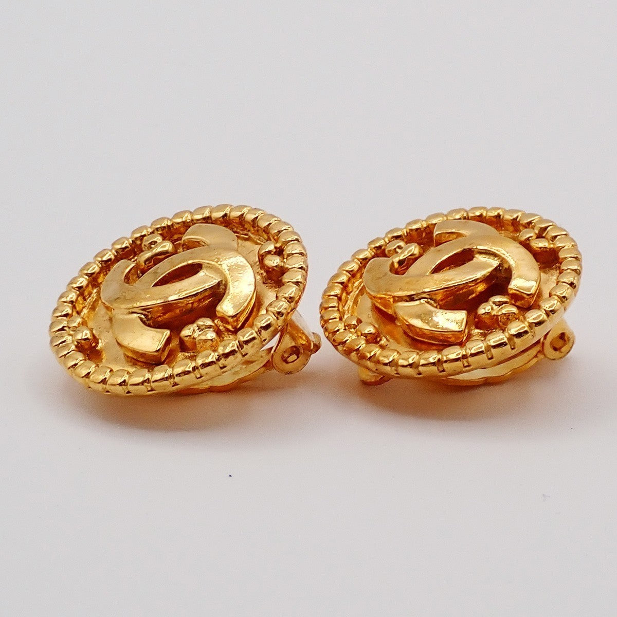 CHANEL CC Logo Round Button Earrings 96A Clip-On Gold France Vintage 80RL495