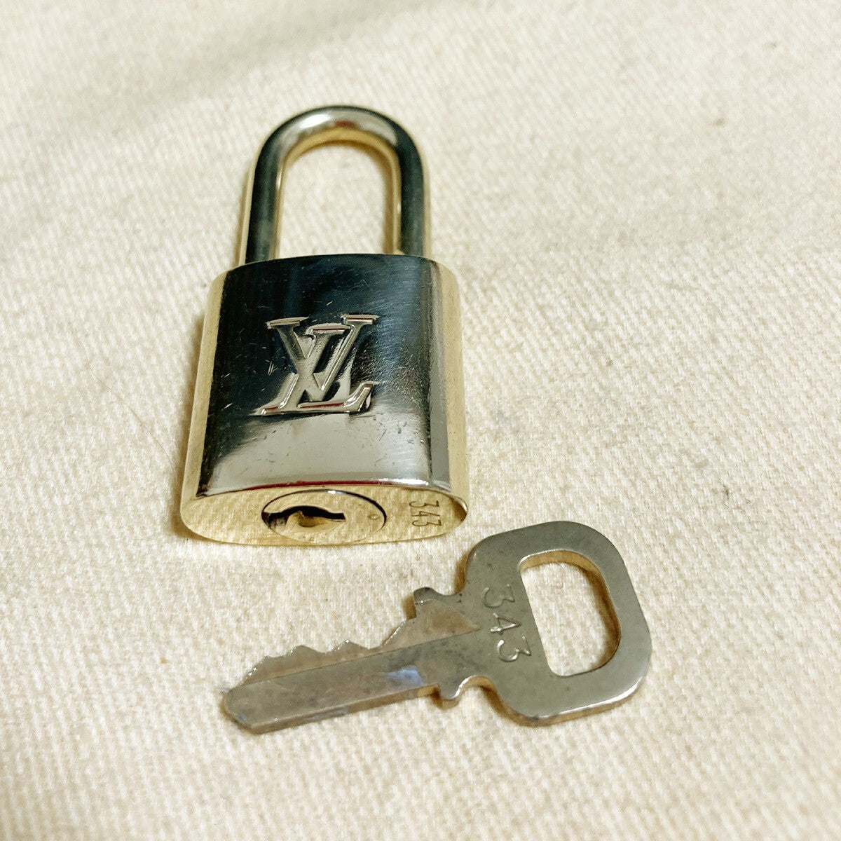 LOUIS VUITTON LV 10 SET PADLOCK KEY BAG CHARM CADENA GOLD PLATED FRANCE 31PDA087
