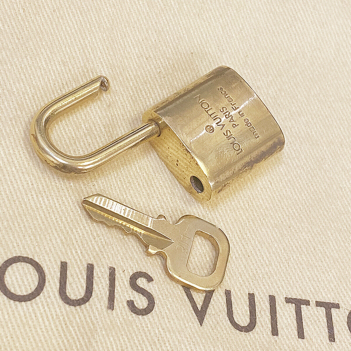 AUTHENTIC LOUIS VUITTON LV 10 SET PADLOCK KEY CHARM CADENA GOLD FRANCE 86BS966