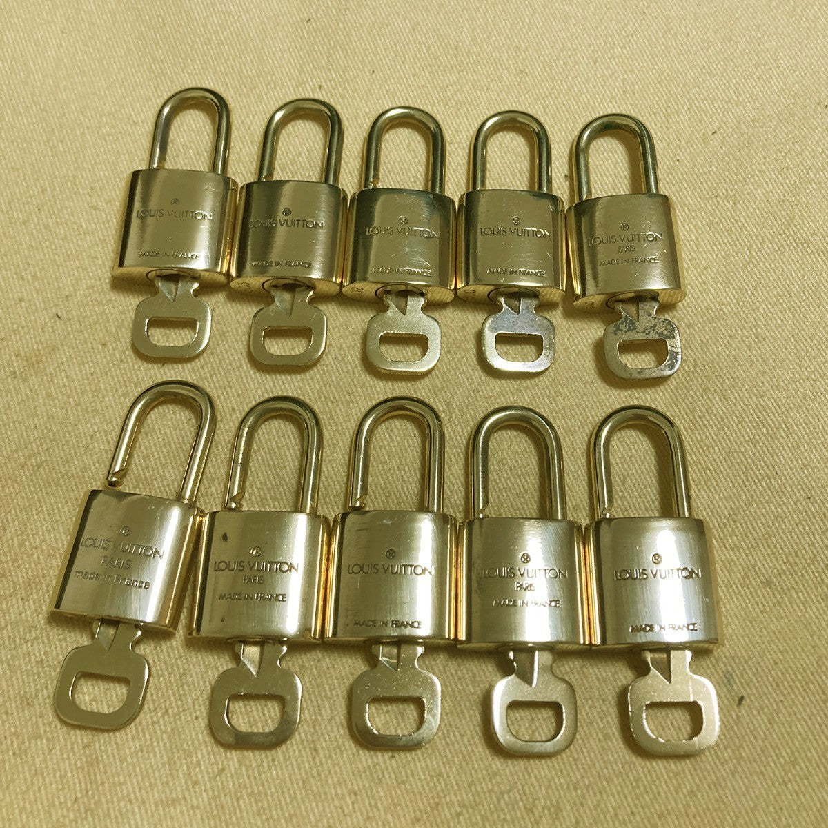 LOUIS VUITTON LV 10 SET PADLOCK KEY CHARM CADENA GOLD-PLATED FRANCE 62PDA250