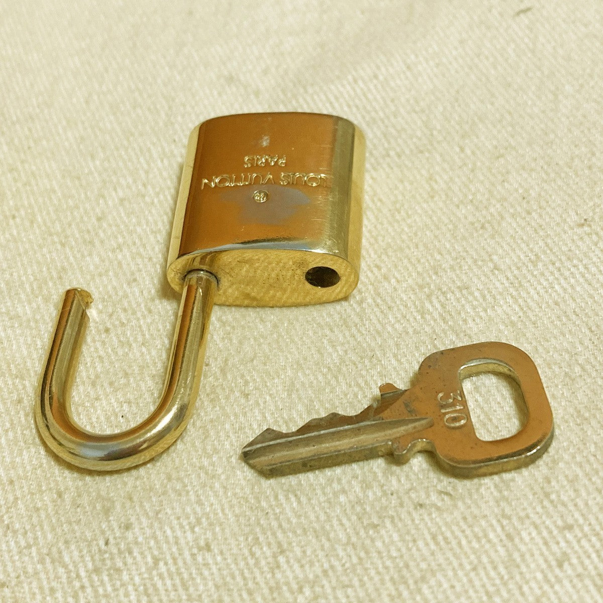 LOUIS VUITTON LV 10 SET PADLOCK KEY CHARM CADENA GOLD-PLATED FRANCE 33PDA255