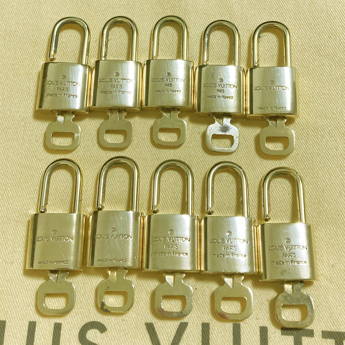 LOUIS VUITTON LV 10 SET PADLOCK KEY CHARM CADENA GOLD-PLATED FRANCE 37PDA290