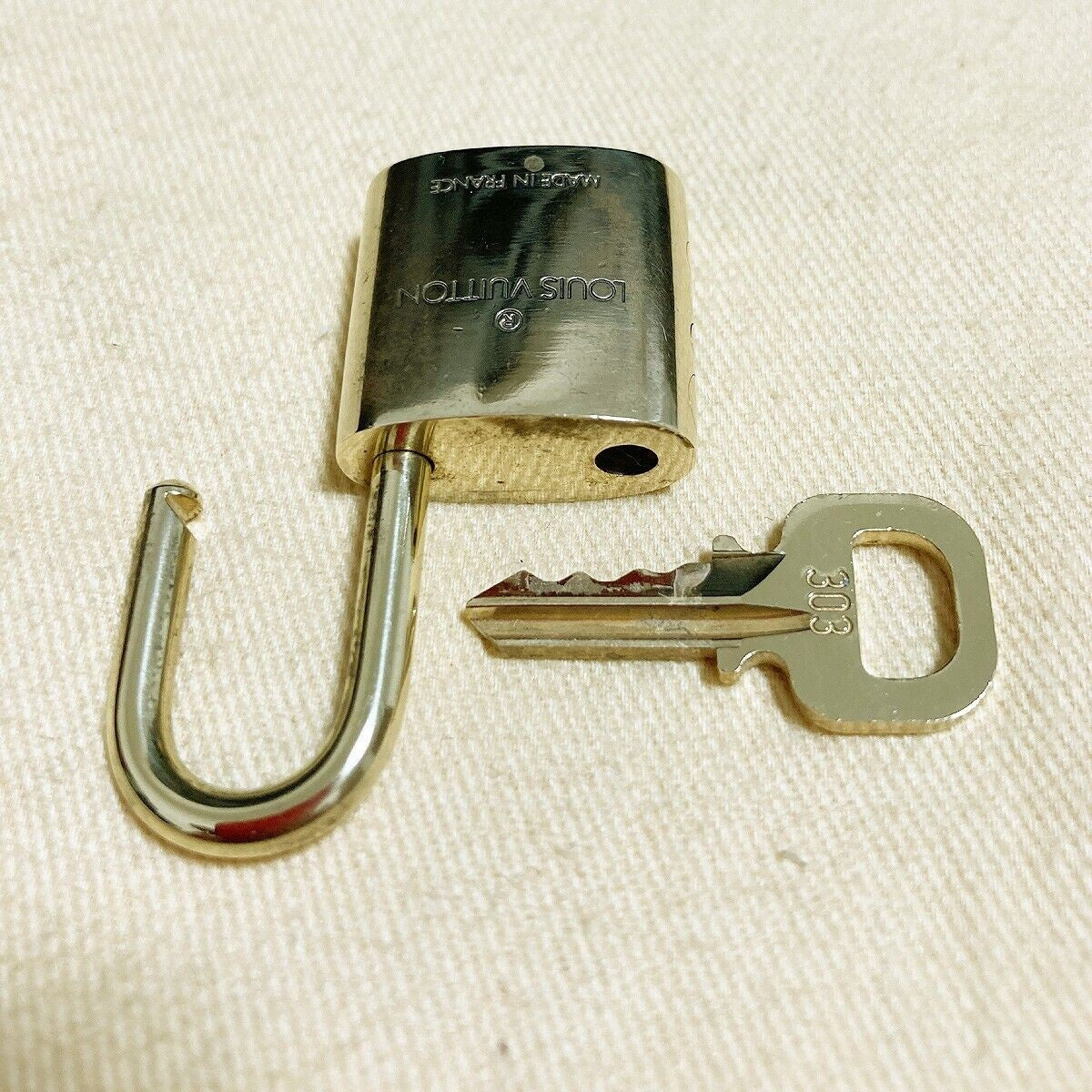 LOUIS VUITTON LV 10 SET PADLOCK KEY BAG CHARM CADENA GOLD PLATED FRANCE 37PDA092