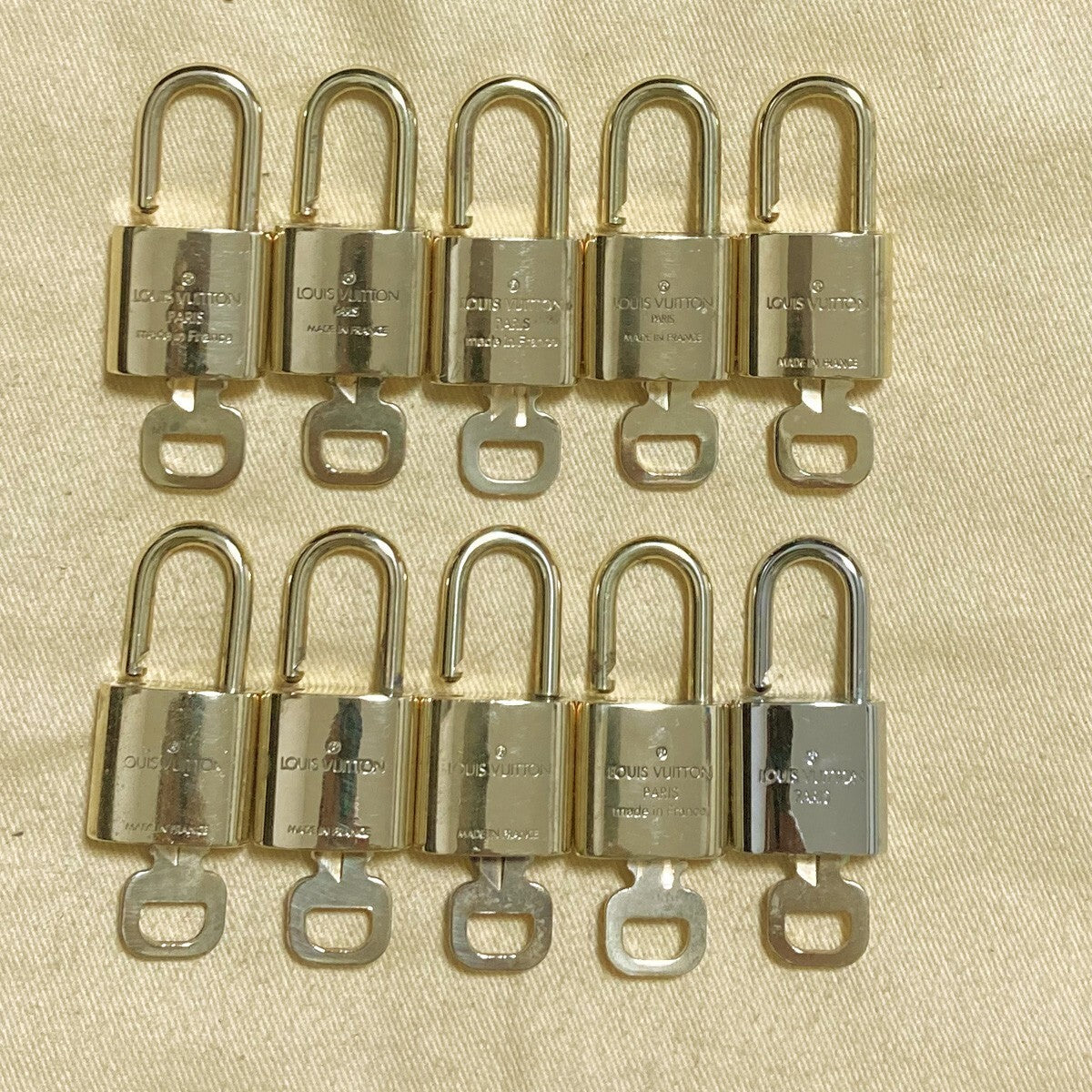 LOUIS VUITTON LV 10 SET PADLOCK KEY CHARM CADENA GOLD-PLATED FRANCE 37PDA203
