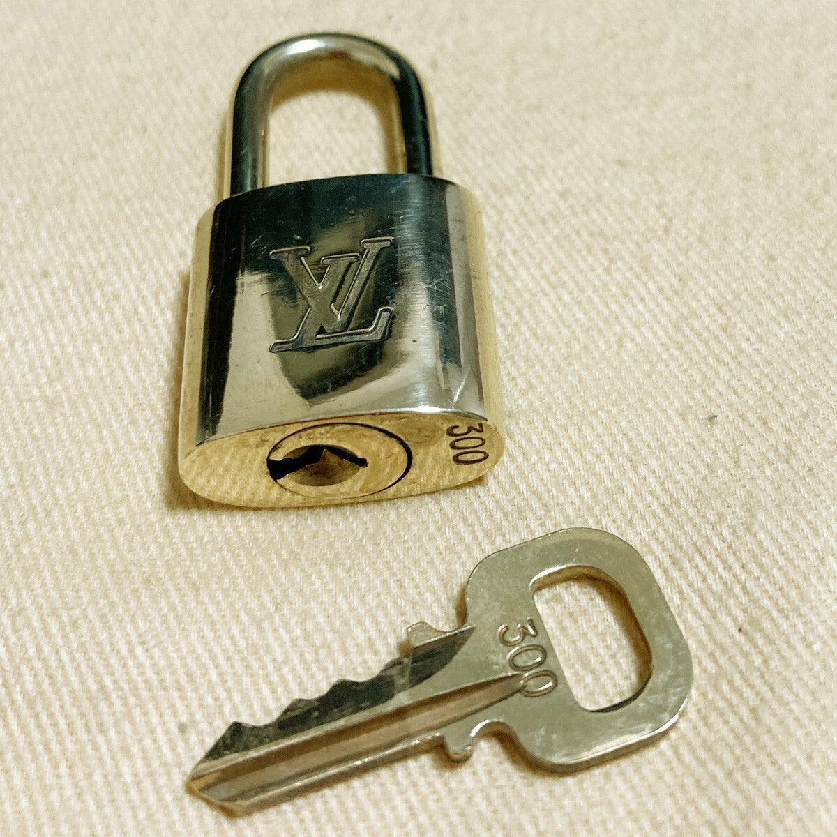 LOUIS VUITTON LV 10 SET PADLOCK KEY CHARM CADENA GOLD-PLATED FRANCE 31PDA140