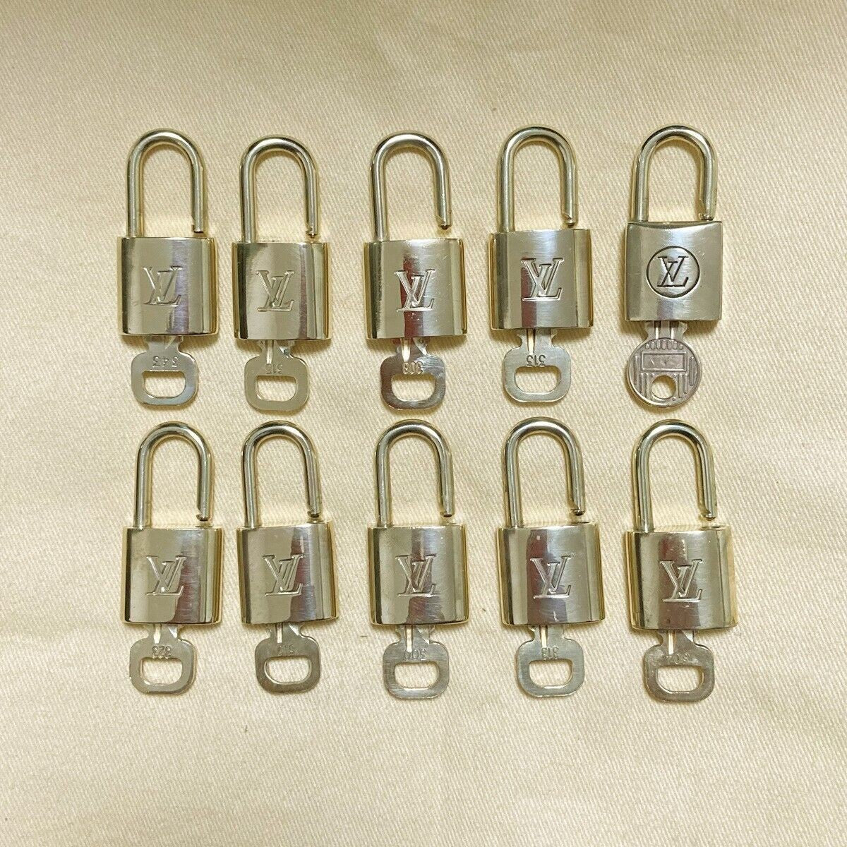 LOUIS VUITTON LV 10 SET PADLOCK KEY BAG CHARM CADENA GOLD PLATED FRANCE 62PDA042