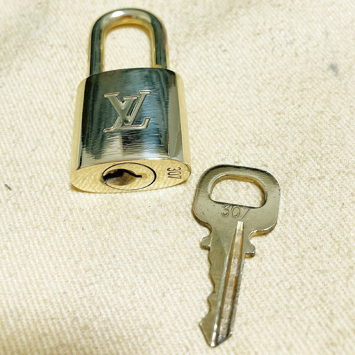 LOUIS VUITTON LV 10 SET PADLOCK KEY CHARM CADENA GOLD-PLATED FRANCE 37PDA111