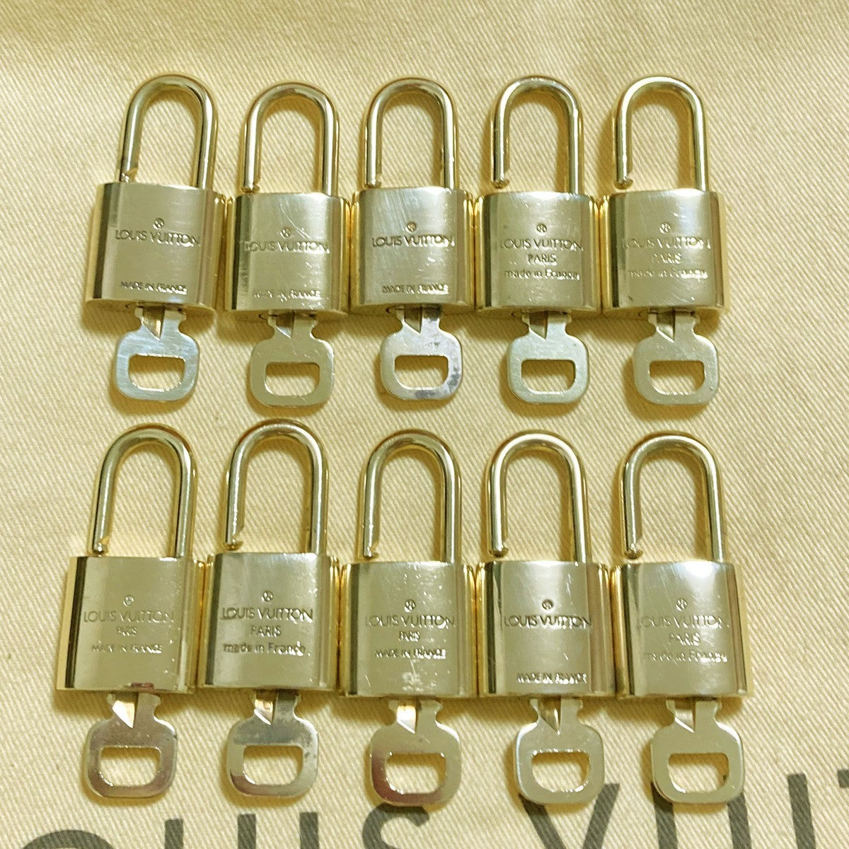 LOUIS VUITTON LV 10 SET PADLOCK KEY CHARM CADENA GOLD-PLATED FRANCE 31PDA299