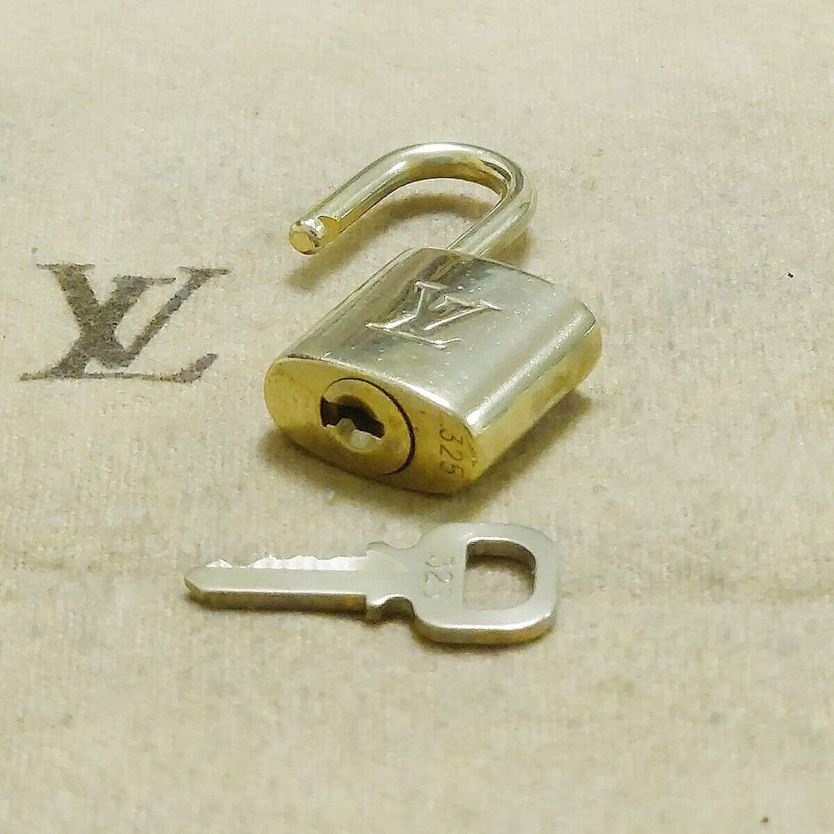 LOUIS VUITTON LV 10 SET PADLOCK KEY BAG CHARM CADENA GOLD PLATED FRANCE 65HA125