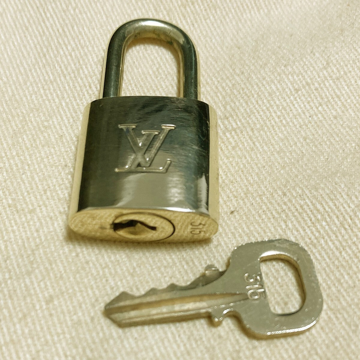 LOUIS VUITTON LV 10 SET PADLOCK KEY CHARM CADENA GOLD-PLATED FRANCE 37PDA208