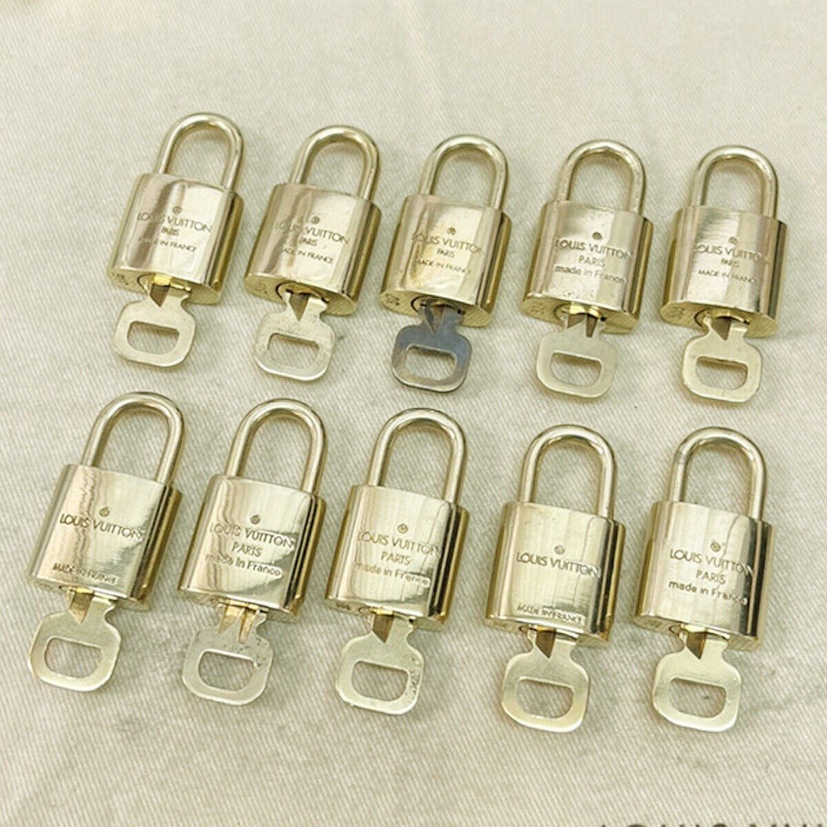 LOUIS VUITTON LV 10 SET PADLOCK KEY CHARM CADENA GOLD-PLATED FRANCE 35JF470