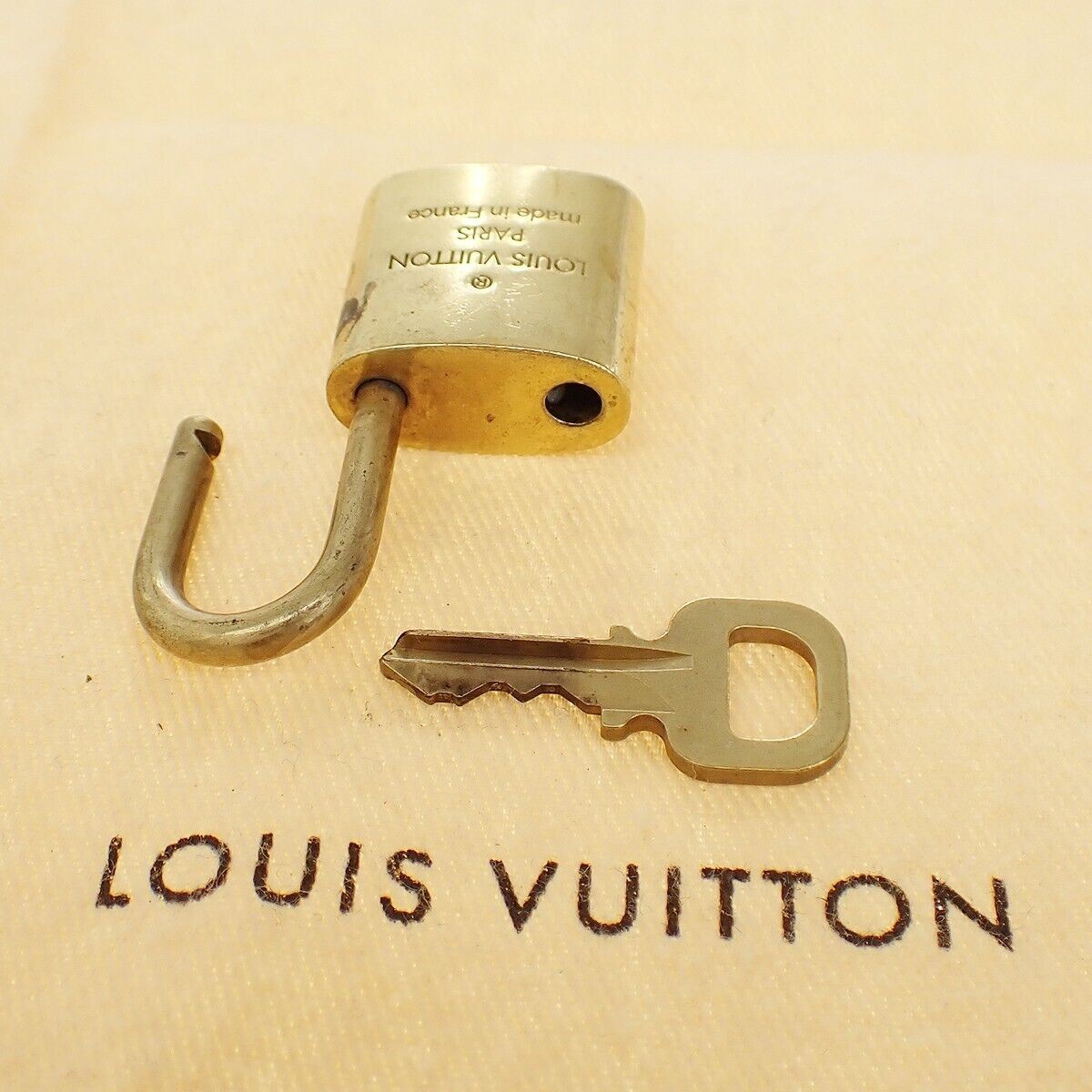 LOUIS VUITTON LV 10 SET PADLOCK KEY BAG CHARM CADENA GOLD PLATED FRANCE 35YE913