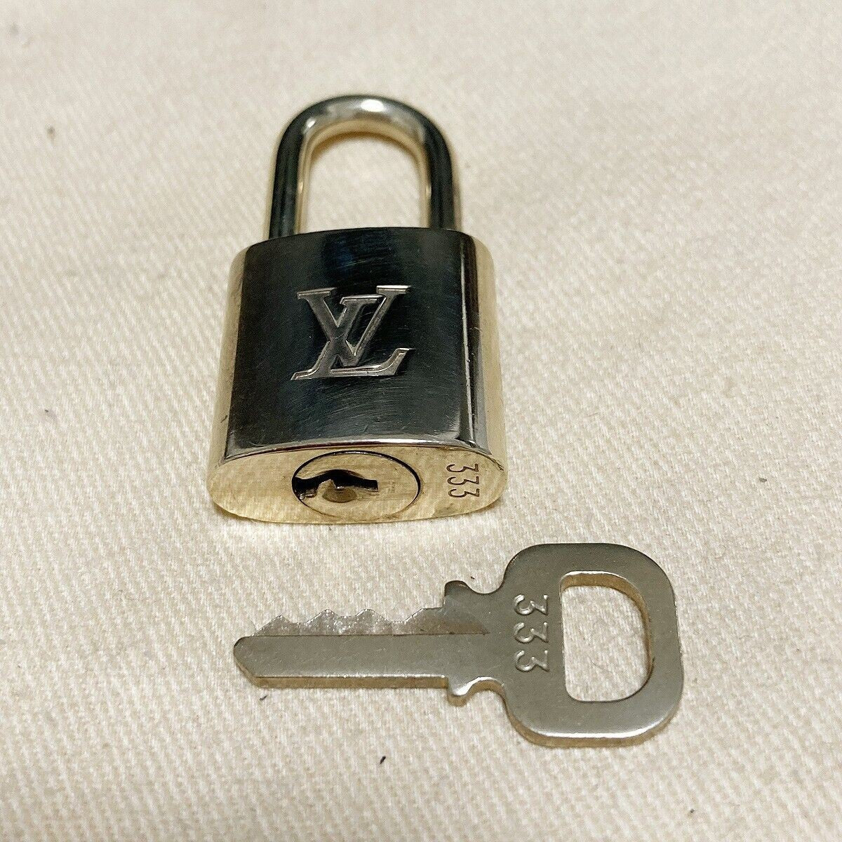 LOUIS VUITTON LV 10 SET PADLOCK KEY BAG CHARM CADENA GOLD PLATED FRANCE 35PDA009