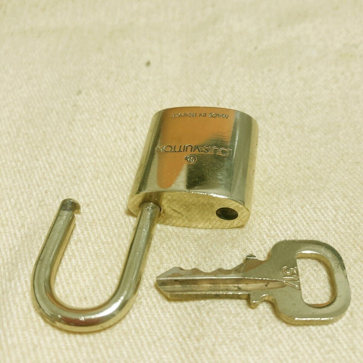 LOUIS VUITTON LV 10 SET PADLOCK KEY BAG CHARM CADENA GOLD PLATED FRANCE 37PDA131
