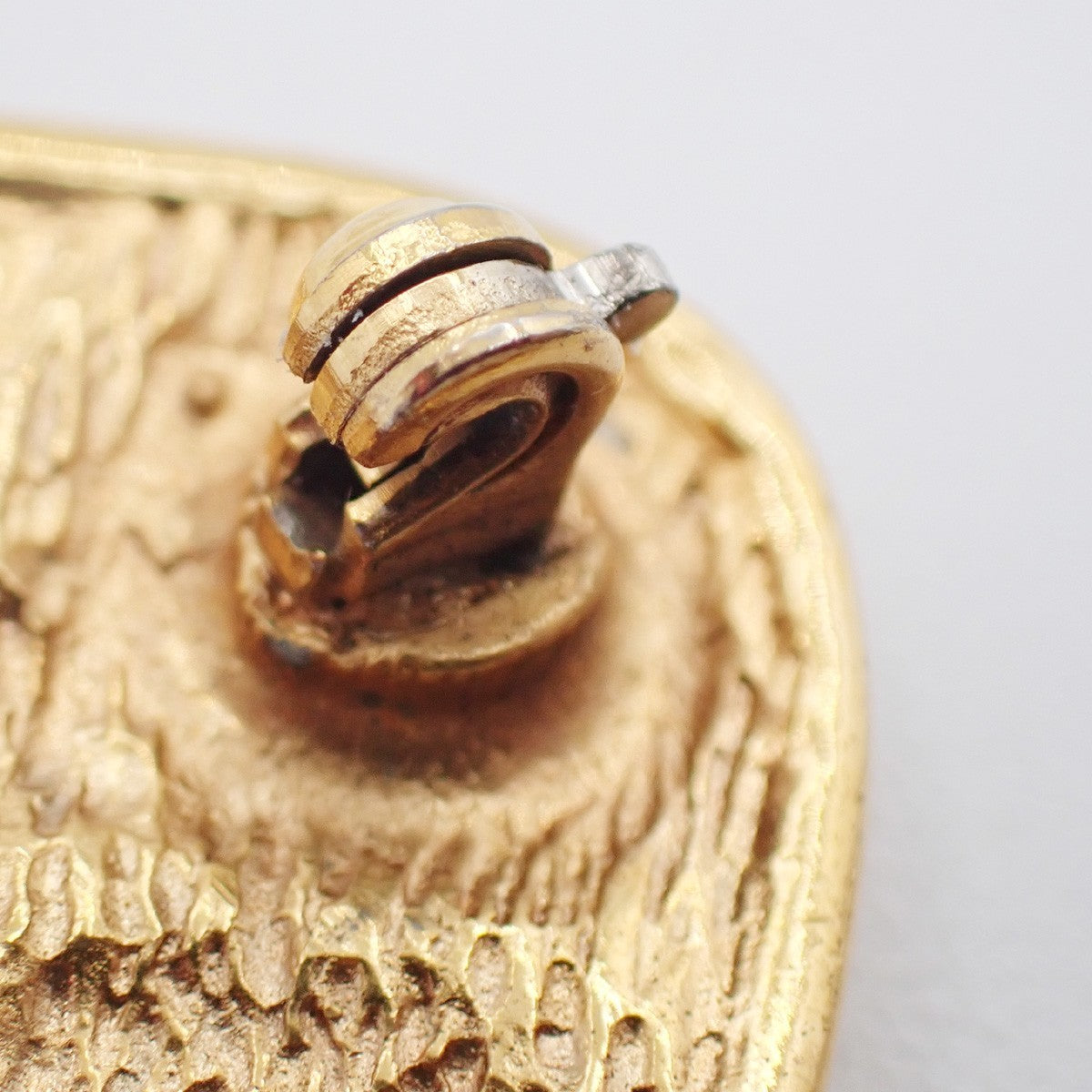 CHANEL Matelasse Pin Brooch Gold-Plated France Accessory Vintage 30RL990