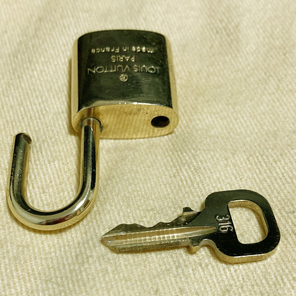 LOUIS VUITTON LV 10 SET PADLOCK KEY CHARM CADENA GOLD-PLATED FRANCE 30PDA308