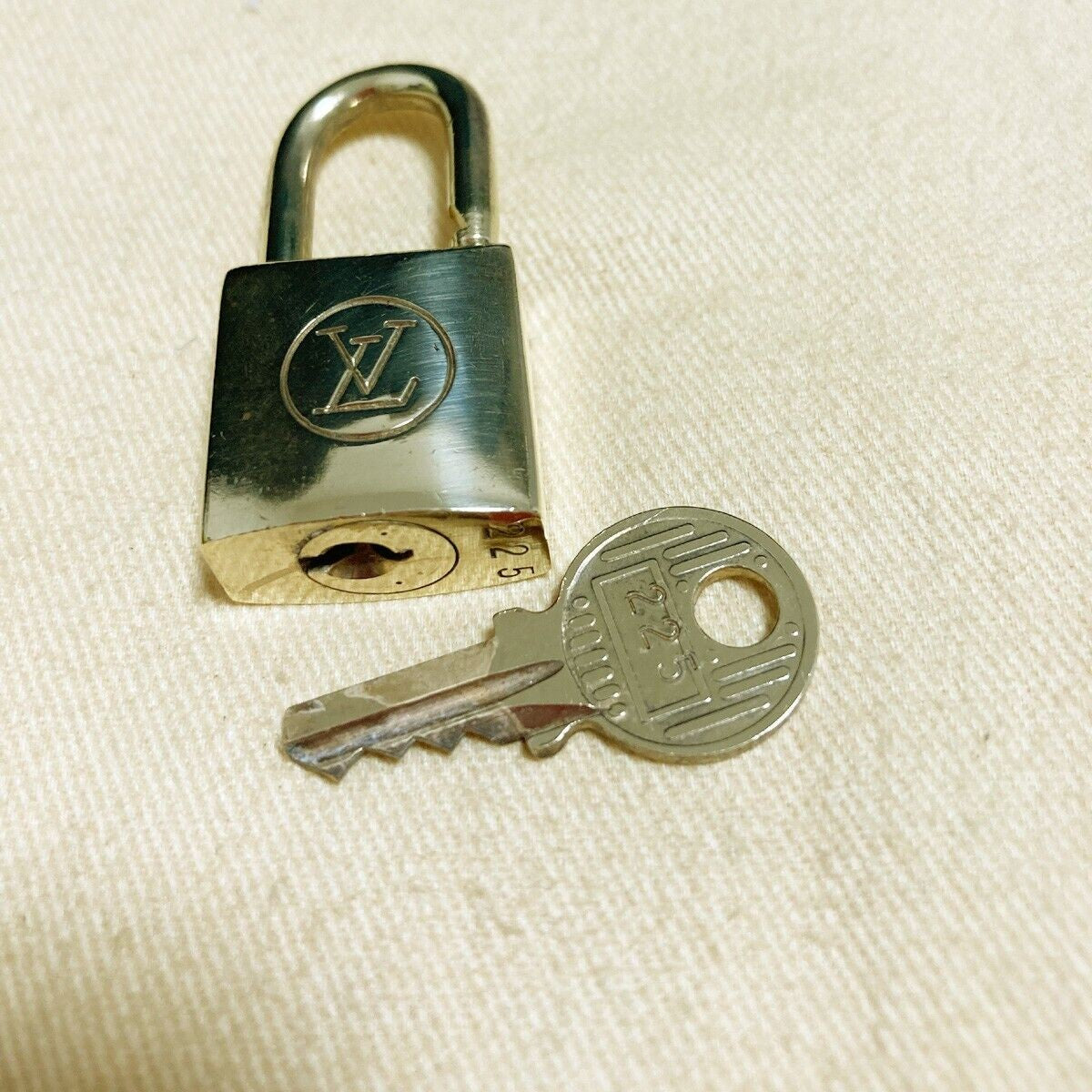 LOUIS VUITTON LV 10 SET PADLOCK KEY BAG CHARM CADENA GOLD PLATED FRANCE 37PDA119