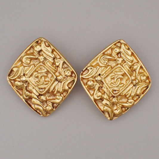 CHANEL CC Logo Diamond Shape Earrings Clip-On Gold GHW France Vintage 34YG565