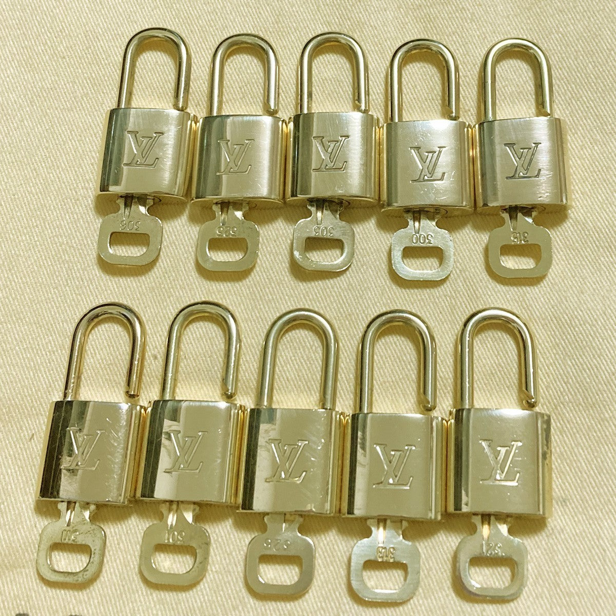 LOUIS VUITTON LV 10 SET PADLOCK KEY CHARM CADENA GOLD-PLATED FRANCE 31PDA302