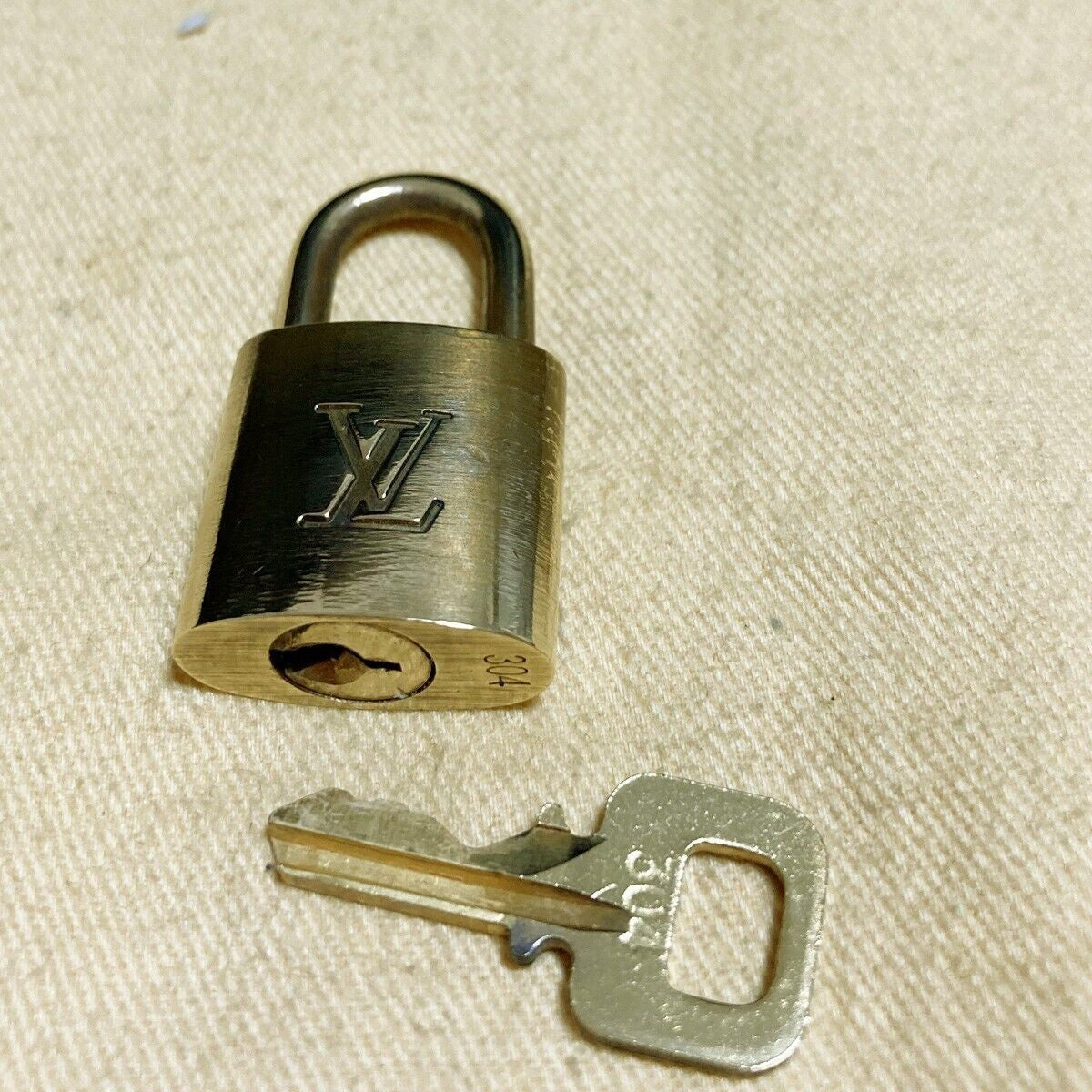 LOUIS VUITTON LV 10 SET PADLOCK KEY BAG CHARM CADENA GOLD PLATED FRANCE 37PDA074