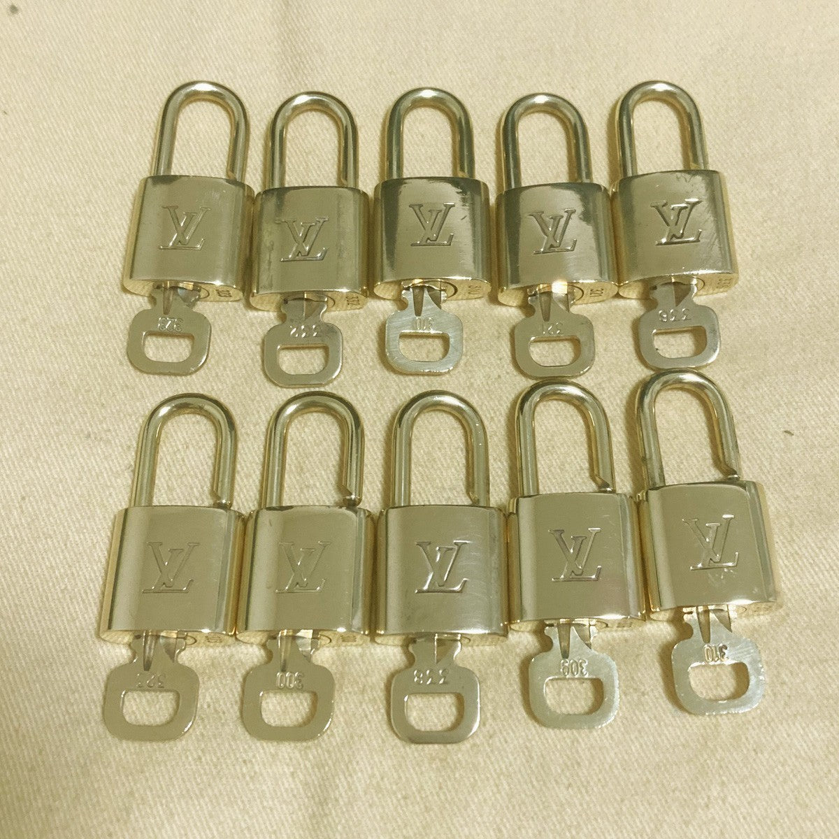LOUIS VUITTON LV 10 SET PADLOCK KEY CHARM CADENA GOLD-PLATED FRANCE 33PDA310