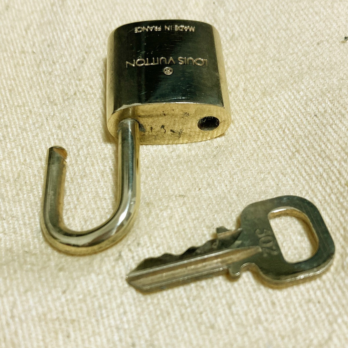LOUIS VUITTON LV 10 SET PADLOCK KEY CHARM CADENA GOLD-PLATED FRANCE 39PDA213