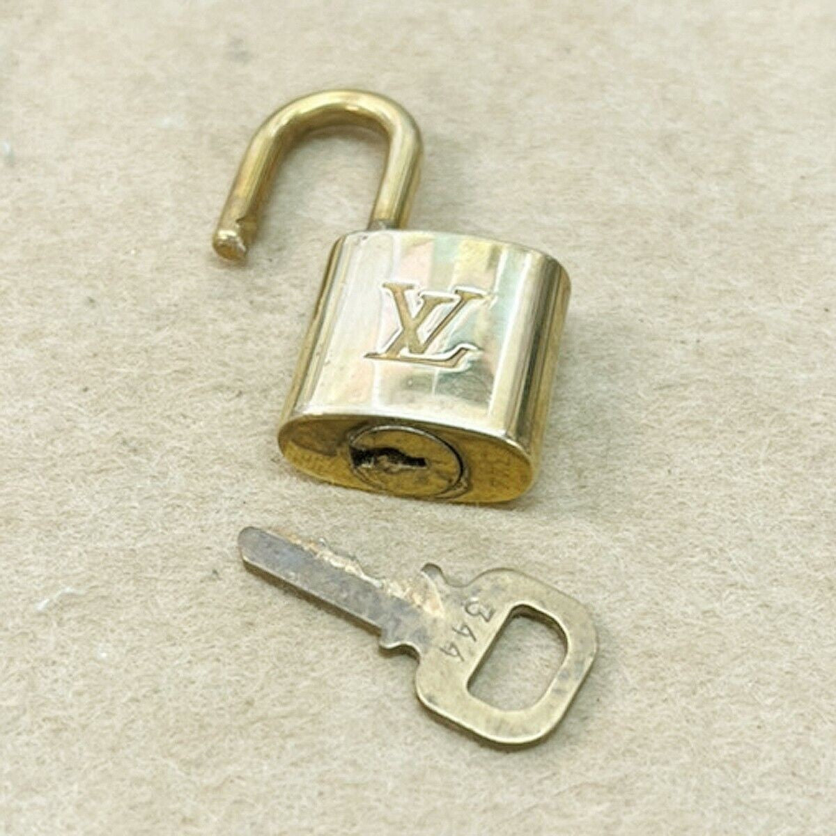 LOUIS VUITTON LV 10 SET PADLOCK KEY BAG CHARM CADENA GOLD-PLATED FRANCE 35JF652