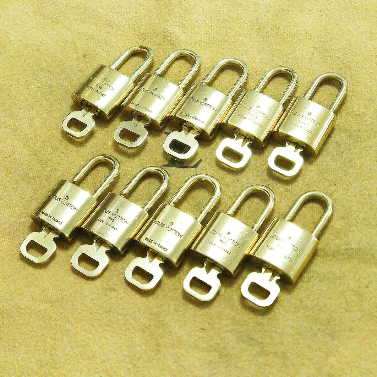 LOUIS VUITTON LV 10 SET PADLOCK KEY BAG CHARM CADENA GOLD PLATED FRANCE 31HA100
