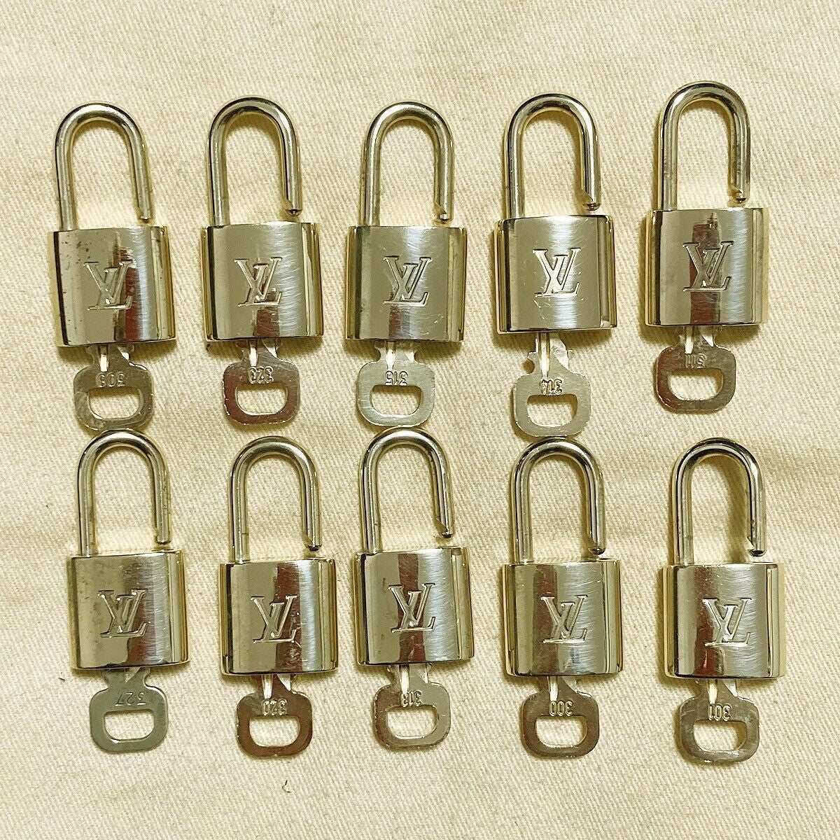 LOUIS VUITTON LV 10 SET PADLOCK KEY BAG CHARM CADENA GOLD PLATED FRANCE 37PDA076
