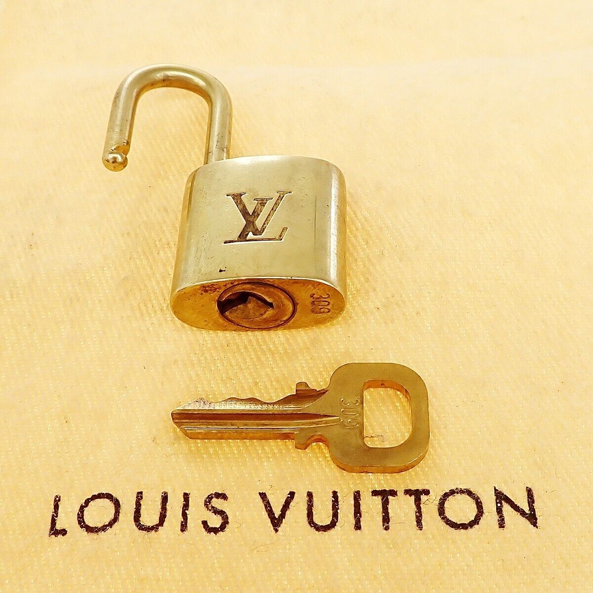 LOUIS VUITTON LV 10 SET PADLOCK KEY BAG CHARM CADENA GOLD PLATED FRANCE 31YE932