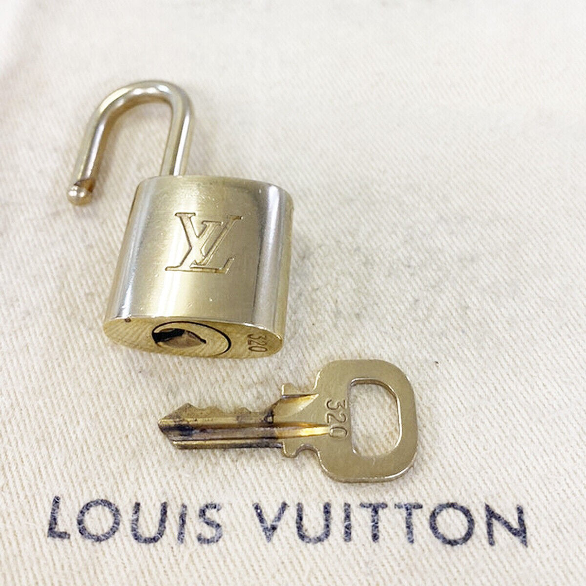 LOUIS VUITTON LV 10 SET PADLOCK CADENA KEY BAG CHARM GOLD PLATED FRANCE 31MS878