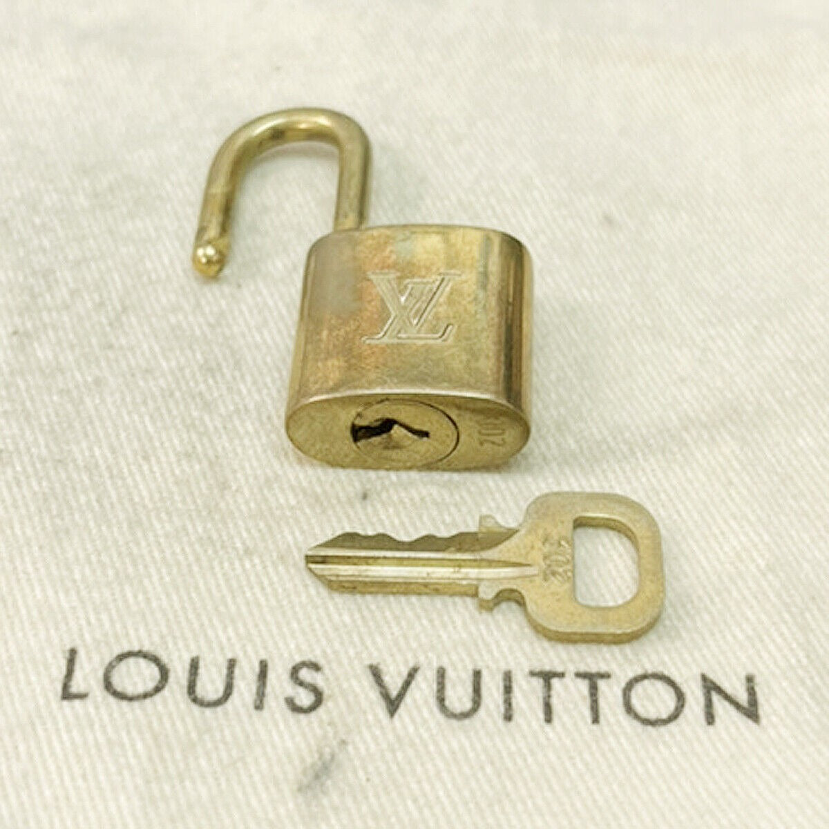 LOUIS VUITTON LV 10 SET PADLOCK KEY CHARM CADENA GOLD-PLATED FRANCE 36JF466