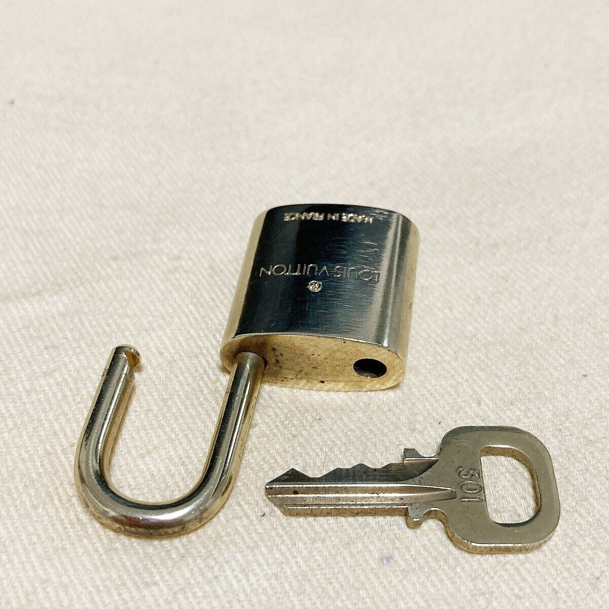 LOUIS VUITTON LV 10 SET PADLOCK KEY BAG CHARM CADENA GOLD PLATED FRANCE 35PDA010