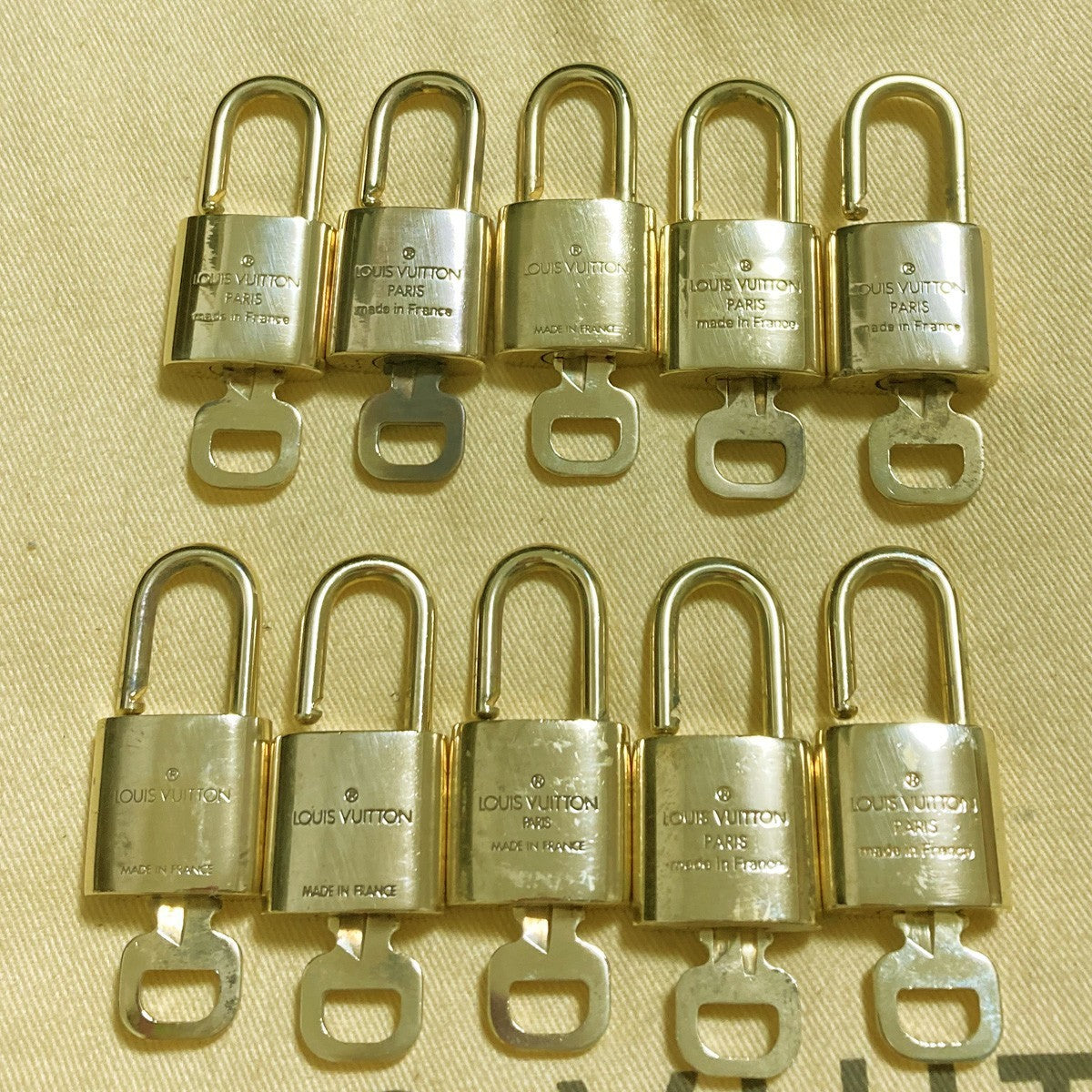 LOUIS VUITTON LV 10 SET PADLOCK KEY CHARM CADENA GOLD-PLATED FRANCE 62PDA297