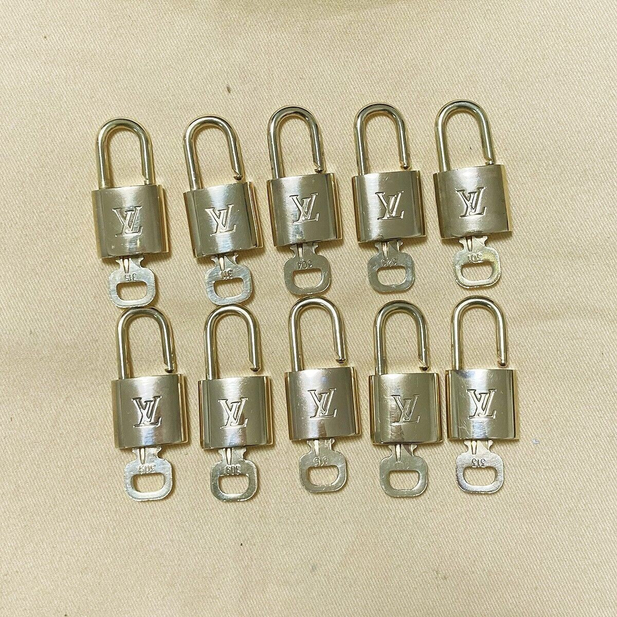 LOUIS VUITTON LV 10 SET PADLOCK KEY BAG CHARM CADENA GOLD PLATED FRANCE 37PDA022