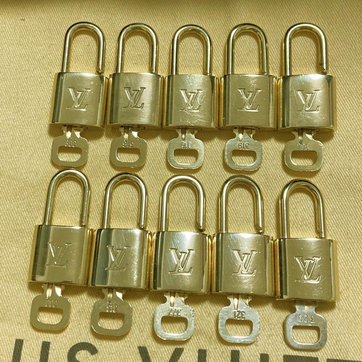 LOUIS VUITTON LV 10 SET PADLOCK KEY CHARM CADENA GOLD-PLATED FRANCE 30PDA308