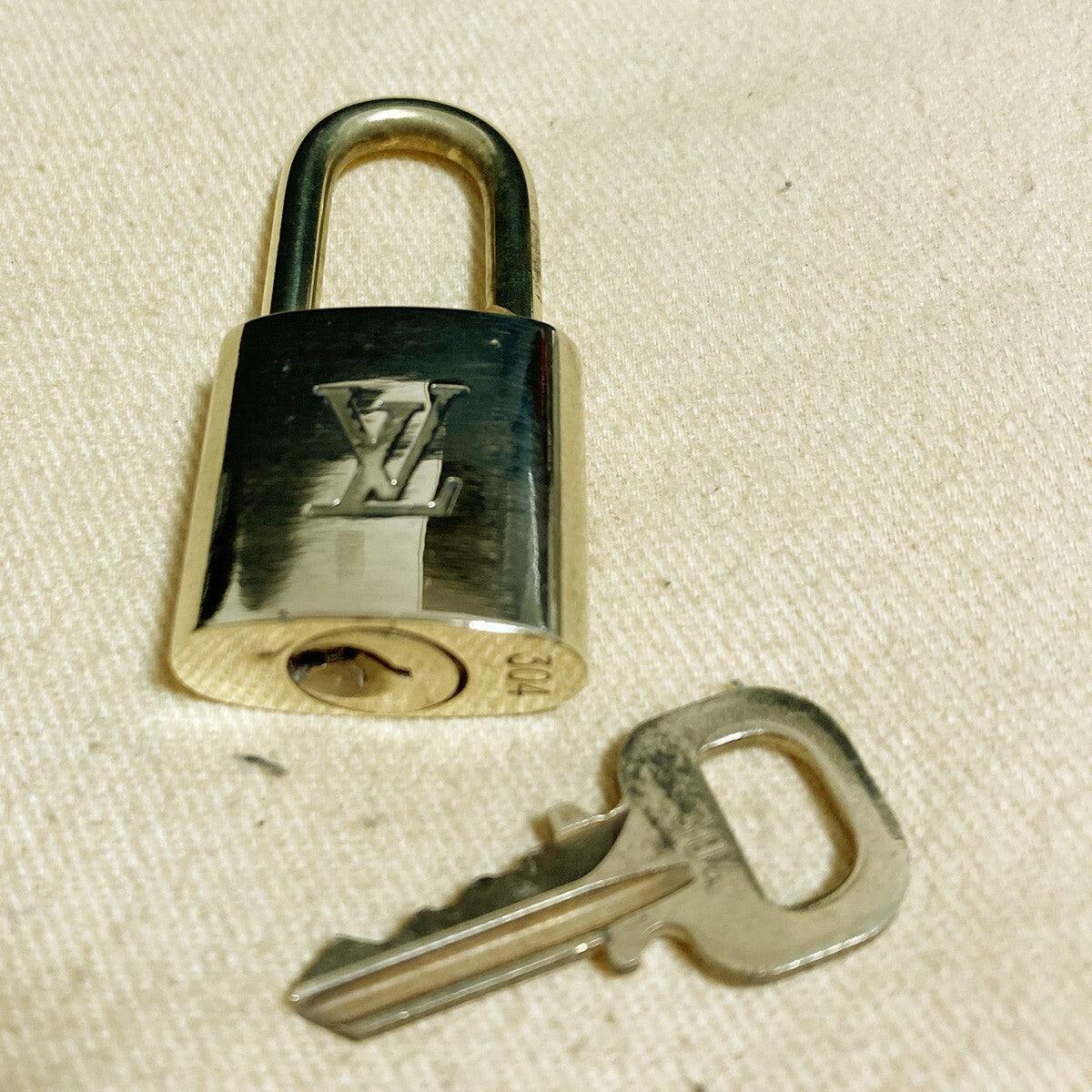 LOUIS VUITTON LV 10 SET PADLOCK KEY CHARM CADENA GOLD-PLATED FRANCE 37PDA225