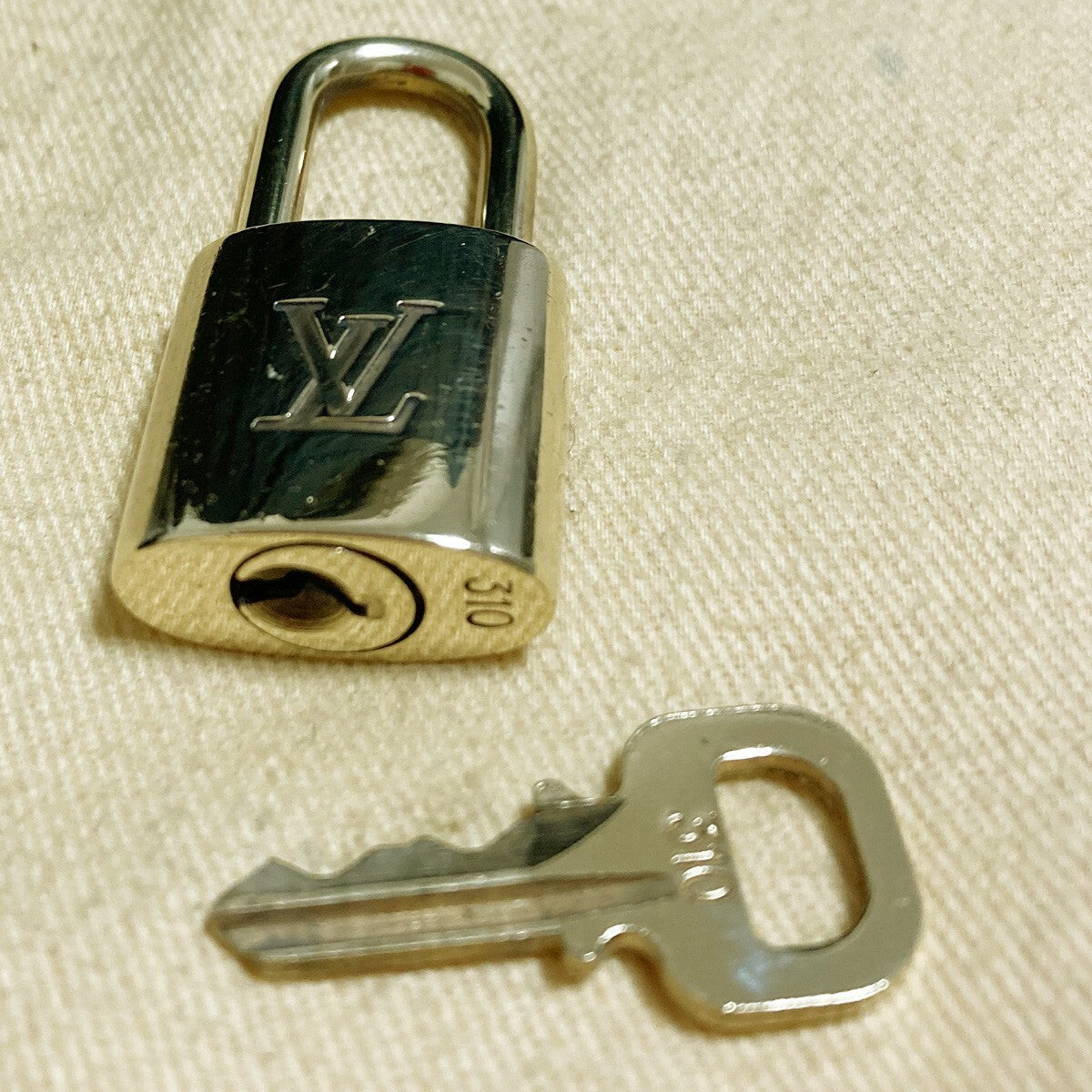 LOUIS VUITTON LV 10 SET PADLOCK KEY CHARM CADENA GOLD-PLATED FRANCE 65PDA181
