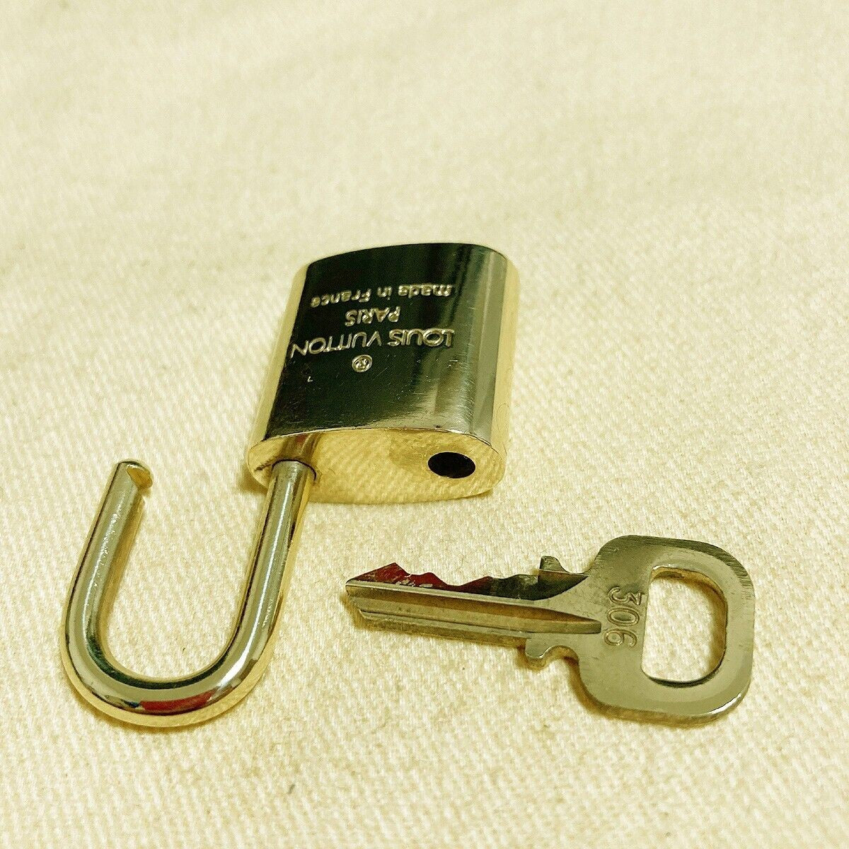LOUIS VUITTON LV 10 SET PADLOCK KEY BAG CHARM CADENA GOLD PLATED FRANCE 30PDA066