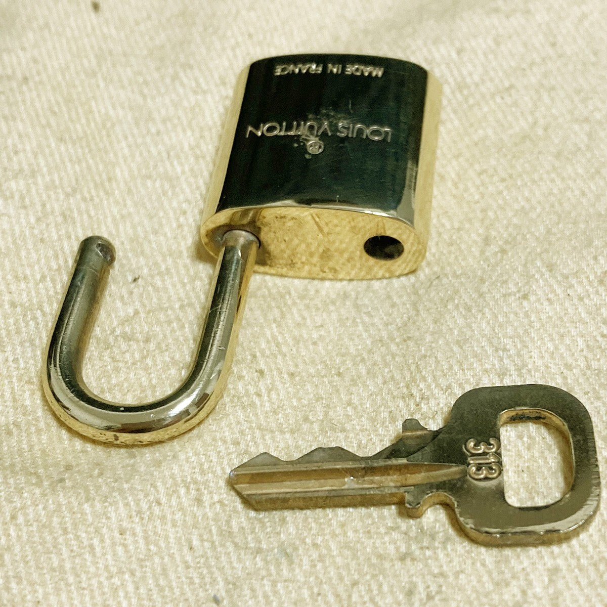 LOUIS VUITTON LV 10 SET PADLOCK KEY CHARM CADENA GOLD-PLATED FRANCE 65PDA234