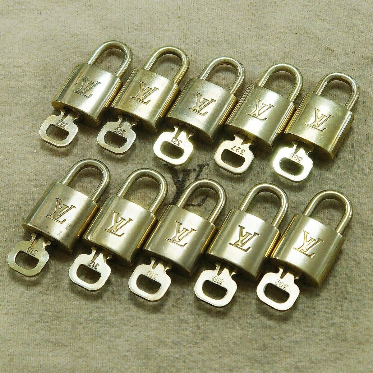 LOUIS VUITTON LV 10 SET PADLOCK KEY BAG CHARM CADENA GOLD PLATED FRANCE 65HA167