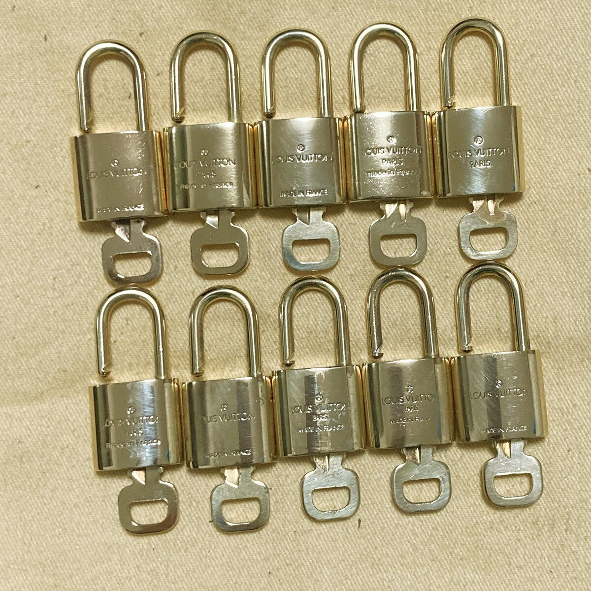 LOUIS VUITTON LV 10 SET PADLOCK KEY CHARM CADENA GOLD-PLATED FRANCE 31PDA157