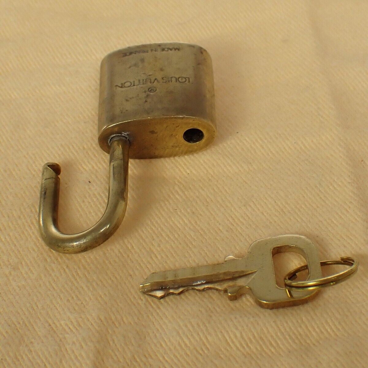 LOUIS VUITTON LV 10 SET PADLOCK KEY BAG CHARM CADENA GOLD PLATED FRANCE 33FA753