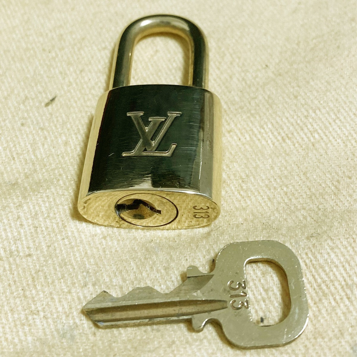 LOUIS VUITTON LV 10 SET PADLOCK KEY CHARM CADENA GOLD-PLATED FRANCE 62PDA226