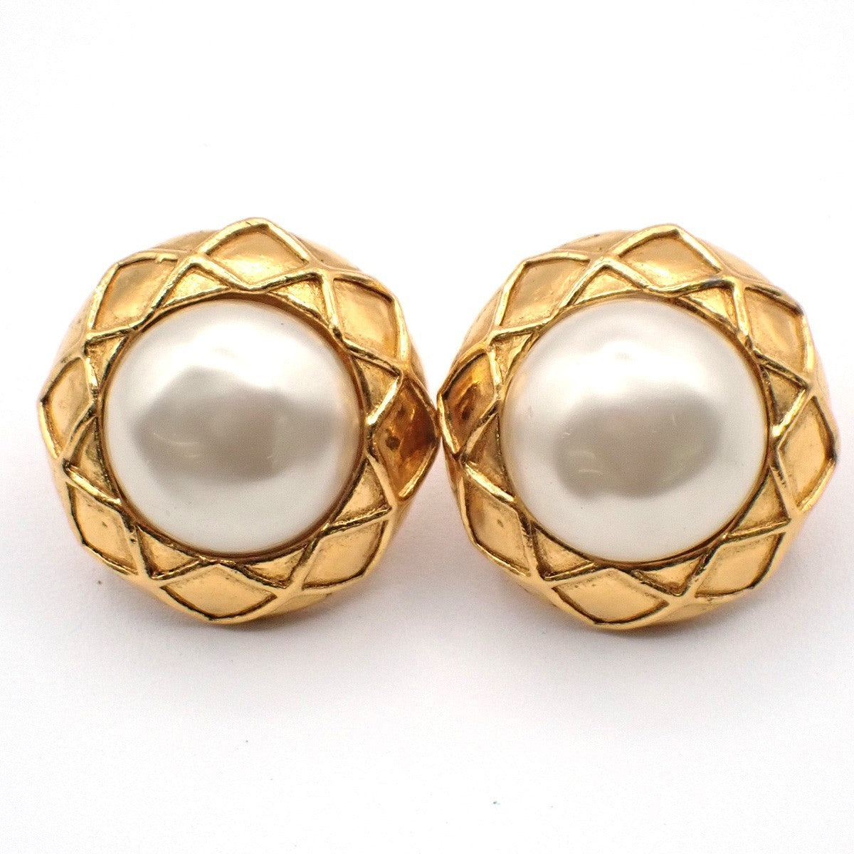 CHANEL Matelasse Round Imitation Pearl Button Earrings Clip-On GHW 62RL660