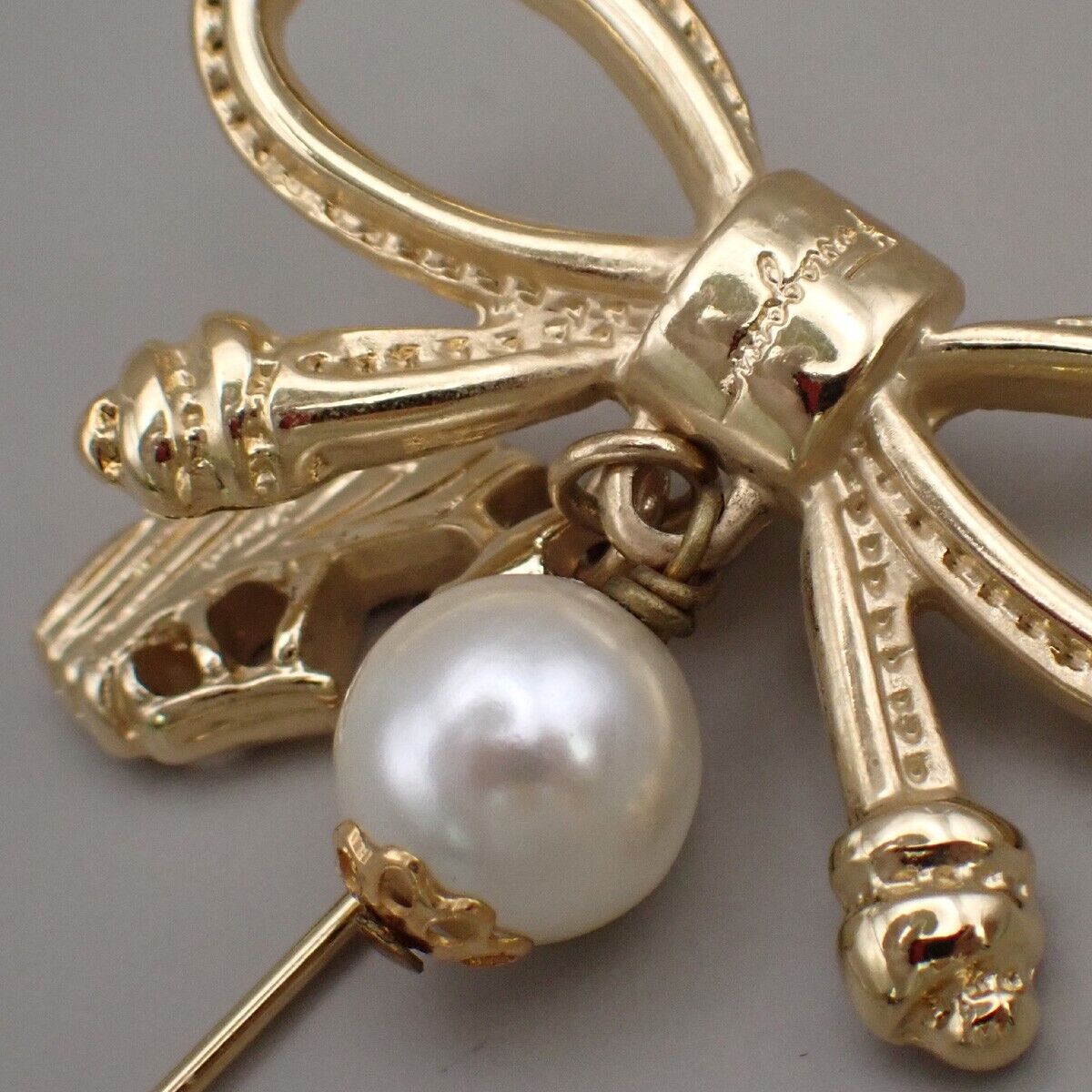 SALVATORE FERRAGAMO Logo Imitation Pearl Ribbon Pin Brooch Gold 03YG040
