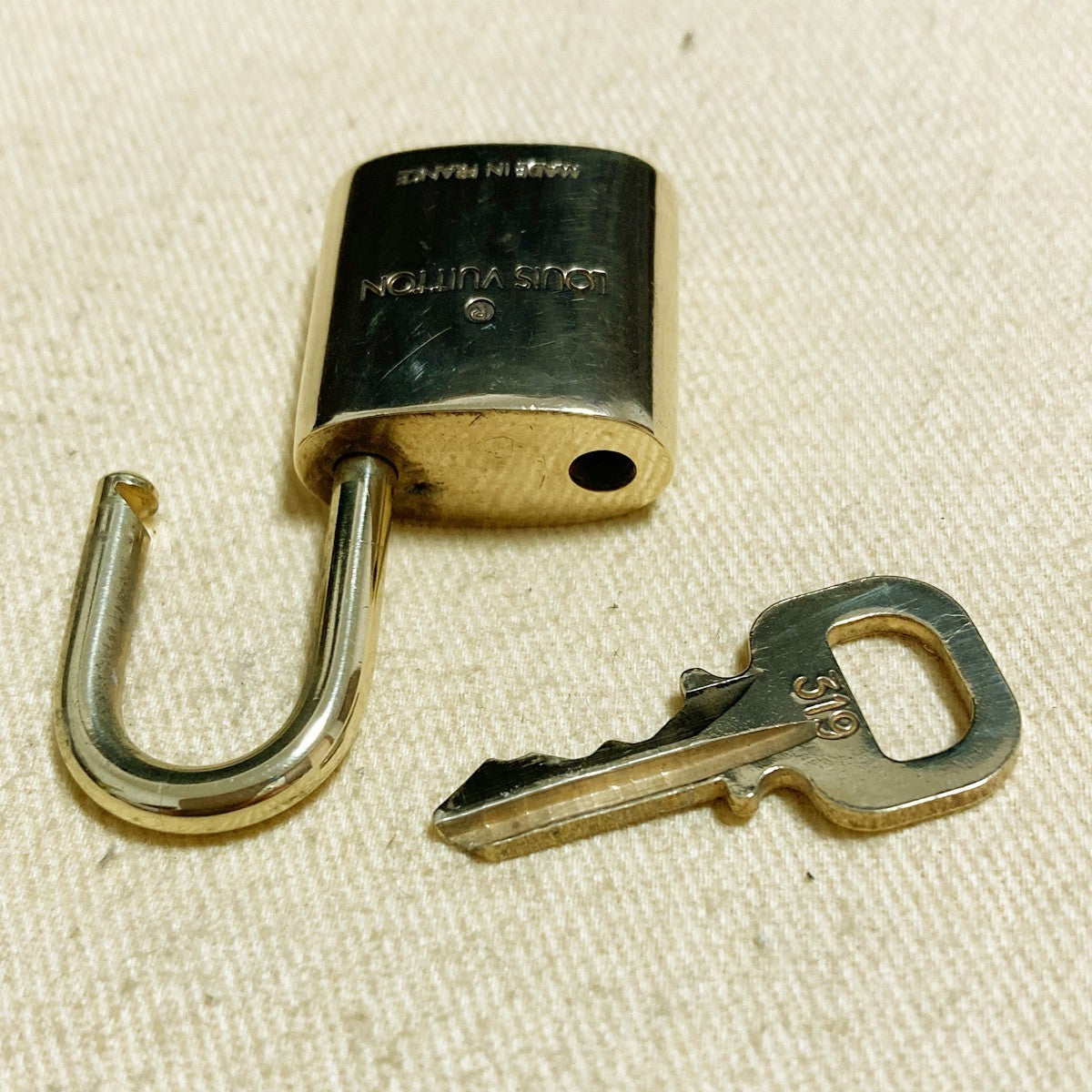 LOUIS VUITTON LV 10 SET PADLOCK KEY CHARM CADENA GOLD-PLATED FRANCE 62PDA250